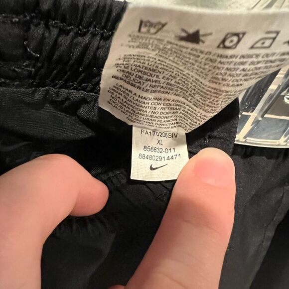 Nike light weight running shorts with front pockets and drawstring waist XL - Picture 5 of 5